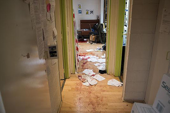 Interior de la redacción del semanario satírico 'Charlie Hebdo' tomada poco después del ataque. Foto: Twitter