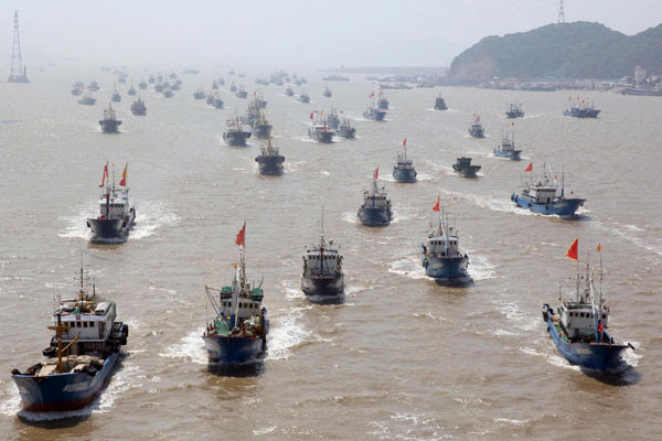 Fishing vessels set out from Shenjiamen Port in Zhoushan city, East China’s Zhejiang province, Sept 16, 2013. Fishing begins again in East China Sea