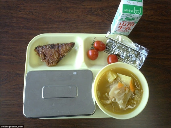 Tại Nhật Bản, các em học sinh thường ăn cá chiên, rong biển khô, cà chua, súp miso với khoai tây, cơm trắng (trong hộp kim loại) và một cốc sữa.