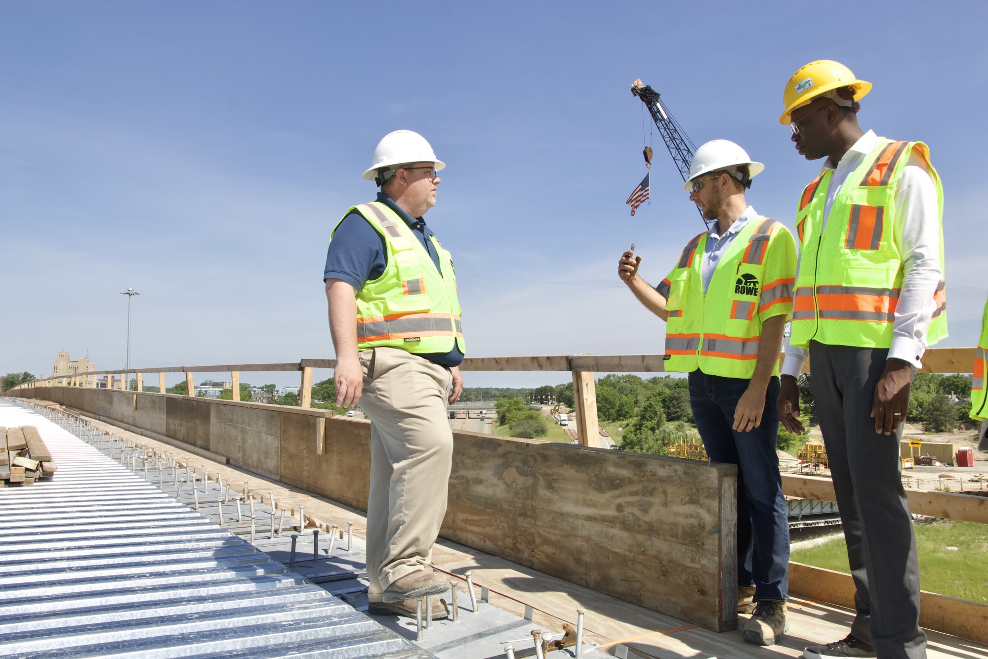  Lt. Governor Gilchrist Tours Rebuilding Michigan Project in Flint 