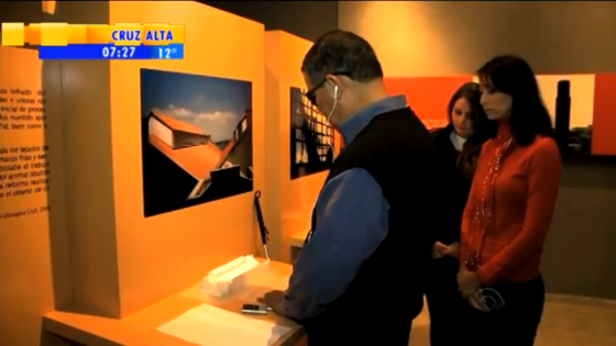 Na exposição, montada no Campus Anglo da UFPel, os modelos táteis são acompanhados de uma foto com áudio-descrição e legenda em braile