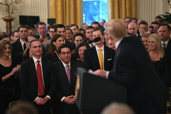 Tổng thống Hoa Kỳ Donald Trump cảm ơn các luật sư của đội bảo vệ Nhà Trắng khi ông phát biểu về phiên tòa luận tội tại Thượng viện tại Phòng Đông của Nhà Trắng ở Washington, DC, ngày 6 tháng 2, 2020. (Ảnh của SAUL LOEB / AFP qua Getty Images)