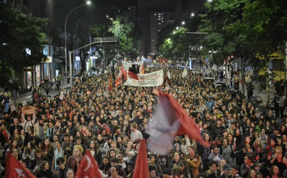 Cerca de 20 mil personas marcharon en Curitiba (Paraná) contra los recortes en la educación - Créditos: Giorgia Prates