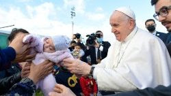 Il Papa visita il Centro Rifugiati di Mytilene