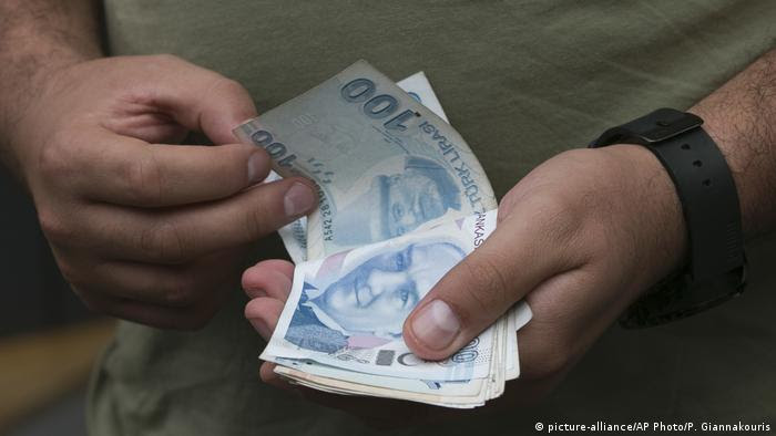 Türkei Währung (picture-alliance/AP Photo/P. Giannakouris)