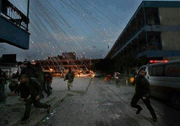 Llueve fuego en Palestina. Increíble foto de una bomba racimo cayendo sobre Gaza. Imaginen una bomba de racimos d fósforo q cae la cual al impactar sobre un ser humano no c apaga con nada. Eso lanza sobre Gaza Israel. Foto: Twitter/