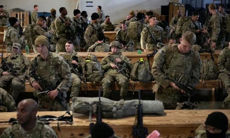 Các binh sĩ Sư đoàn Dù số 82 ở Fort Bragg, Bắc Carolina, chờ triển khai tới châu Âu ngày 14/2 trong bối cảnh căng thẳng ở biên giới Ukraine leo thang. Ảnh: AFP.