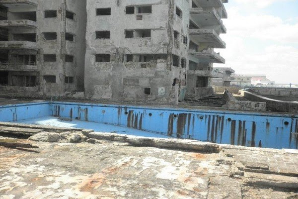 Imagen de la parte trasera del edificio Riomar con la piscina