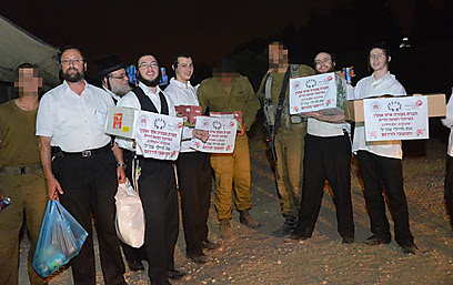 "כשחסר משהו אז מתקשרים אלינו, ואנחנו מתגייסים ומביאים. למחנות צבאיים שאף אחד לא מגיע - אנחנו באים" () "כשחסר משהו אז מתקשרים אלינו, ואנחנו מתגייסים ומביאים. למחנות צבאיים שאף אחד לא מגיע - אנחנו באים" ()