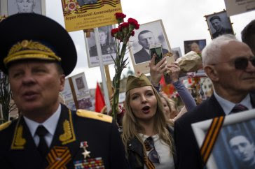 Regimiento Inmortal” en Moscú, familiares de caídos en la guerra llevan sus fotos