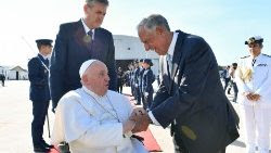 Il Papa saluta il presidente portoghese da Souza prima di salire sull'aereo che lo riporta a Roma