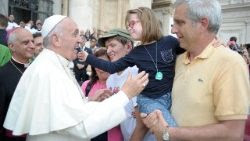Papa Francesco e una bambina con Sindrome Down