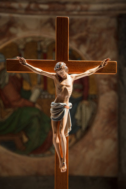 http://www.publicdomainpictures.net/pictures/10000/nahled/jesus-on-the-cross-11288023169aJdg.jpg