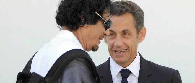 Nicolas Sarkozy, alors président de la République française, et Muammar Kadhafi, le 10 juillet 2009.