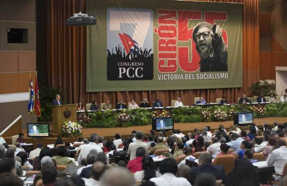 Fidel Castro en la clausura del VII Congreso del Partido Comunista Cuba. Foto: Ismael Francisco/ Cubadebate