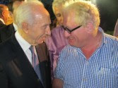 Shimon Peres (L) and Tuvia Tenenbom (R), author of 
