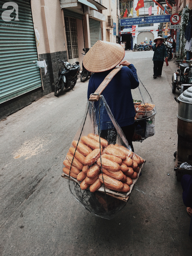 Gánh bánh mì ngon nhất Sài Gòn, 30 năm tuổi vẫn làm bao người say đắm: Không địa chỉ cố định, ngày bán 300 ổ, mỗi ổ chỉ 12 ngàn - Ảnh 11.