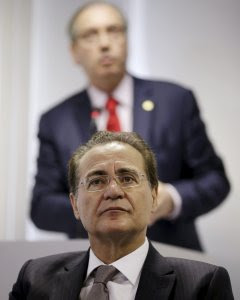 Renan Calheiros escucha un discurso de Eduardo Cunha. - REUTERS
