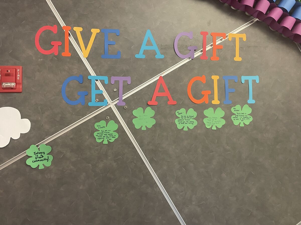 "Gift a gift!" text wall decoration