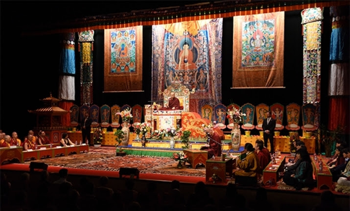 His Holiness gives a guided meditation at the Theatre of Geneva. From kayuoffice.org