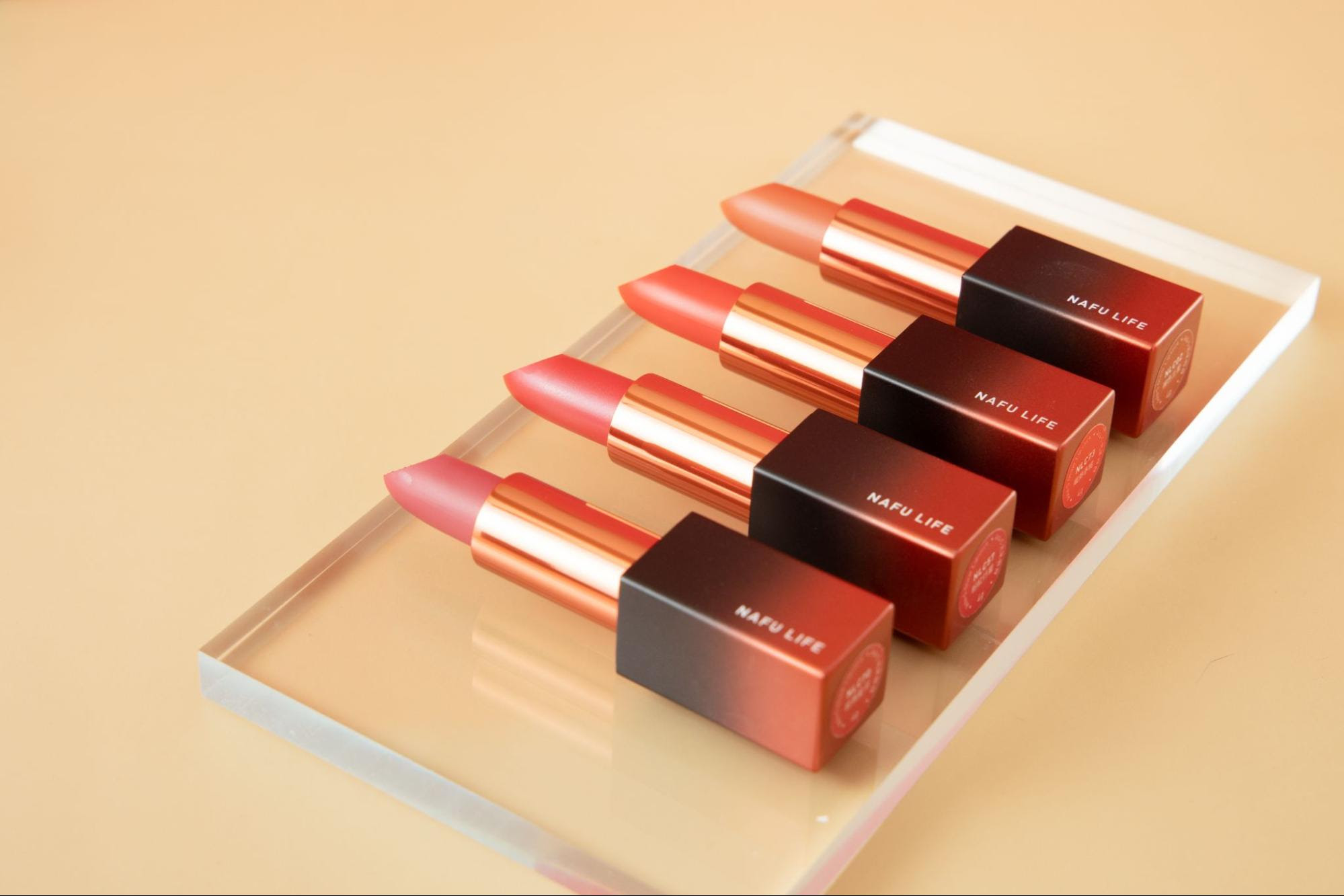 全瑩生技首創世界第一支添加「超級蝦紅素」的唇膏，讓唇部的保護與潤色一次滿足。