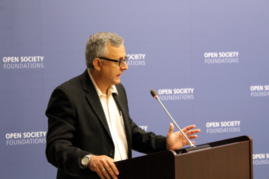 Roberto Veiga, de Cuba Posible, inaugurando en la Open Society Foundations una charla sobre la apertura de relaciones USA-Cuva