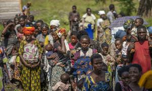 Madres desplazadas y mujeres embarazadas buscan ayuda del PMA en un campo de refugiados de Kivu Norte, en el este de la R.D. Congo.