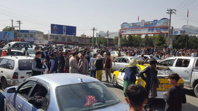 Pelo menos cinco mortos no aeroporto de Cabul; caos para fugir do país