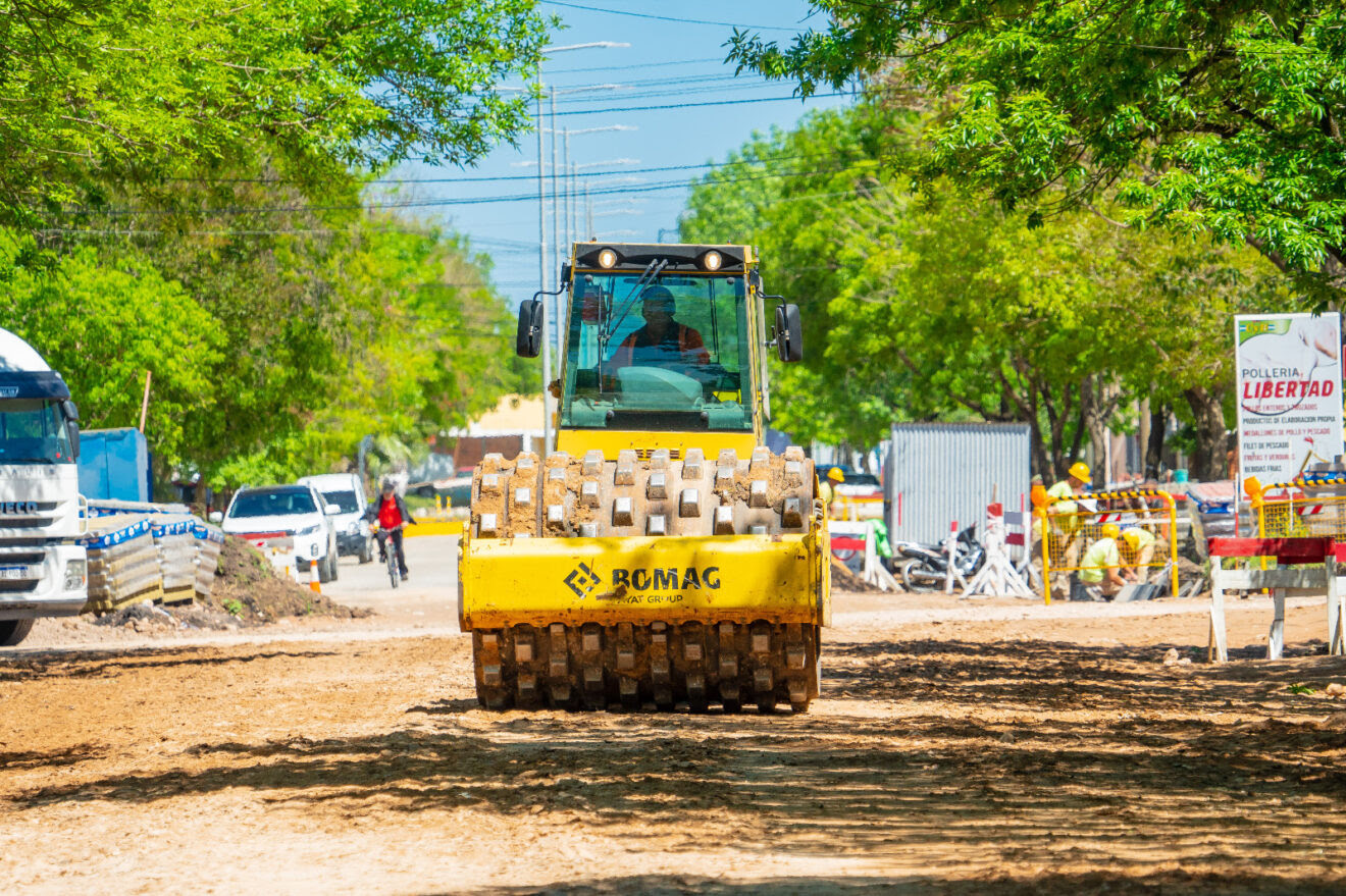 Trabajos de compactación en la tercera cuadra de Avenida Libertad