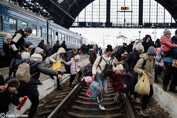 Estación de tren de Lviv, Ucrania. 27 de febrero de 2022. Cientos de personas que intentan escapar del conflicto en curso en Ucrania esperan un tren a Polonia en la estación central de trenes de Lviv.
