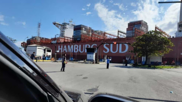 Navio desgovernado bate em estação de balsas no porto de Santos