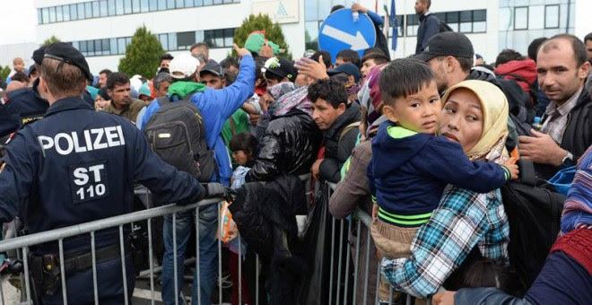 Refugiados hacen cola en la frontera entre Hungría y Austria, en Heiligenkreuz (Austria. EFE)
