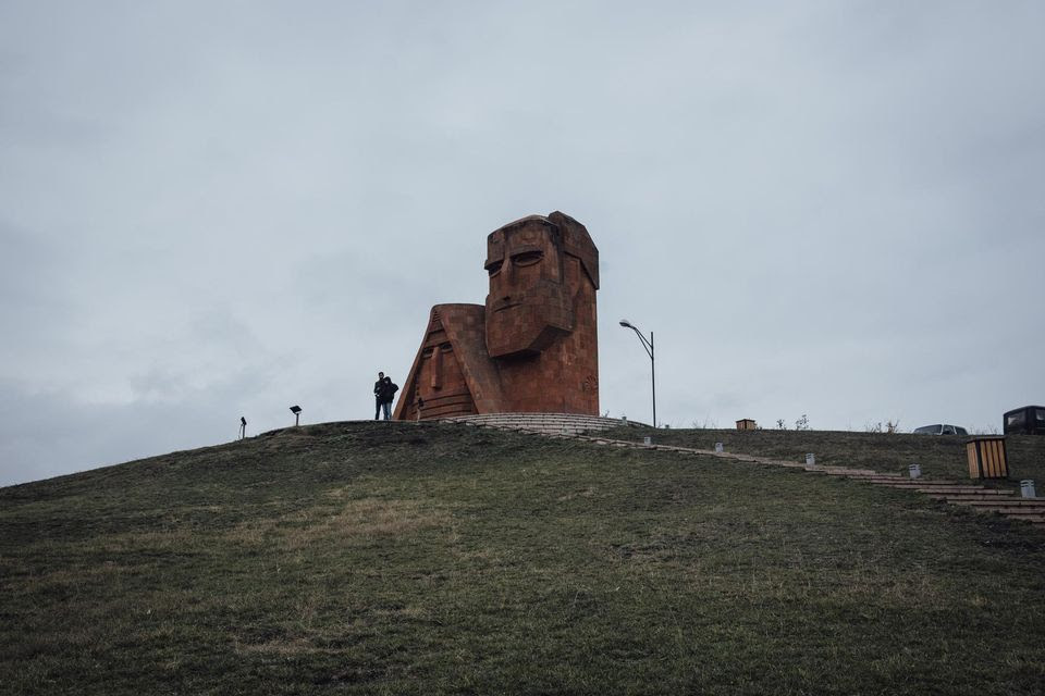Un couple vient faire une dernière photo au monument 'Nous sommes nos montagnes' symbole du Karabakh, ce samedi 14 novembre.