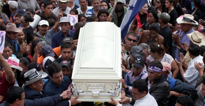 Imagen del sepelio  de la dirigente indigenista asesinada Berta Cáceres en La Esperanza (Honduras), su ciudad natal EFE/STR