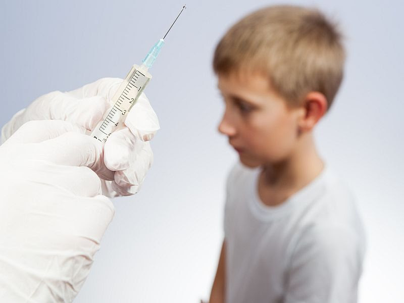 Опасно ли вакцина. Вакцинация младенцев и аутизм. Прививки и аутизм исследования. Ребенок получает прививку. Вакцинация против ветрянки детям.