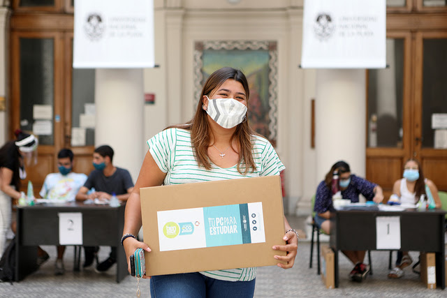 Se reanudó la entrega de tablets y notebooks para estudiantes de la UNLP Se reanudó la entrega de tablets y notebooks para estudiantes de la UNLP