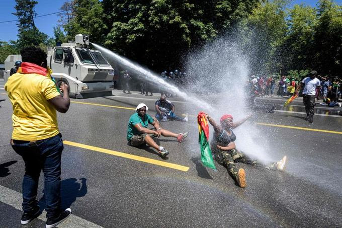 Un canon à eau est également intervenu pour disperser les manifestants.