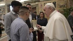Gli studenti dell'Istituto Ambrosoli di Codogno donano al Papa una croce in acciaio con due poesie incise su una lamina di metallo