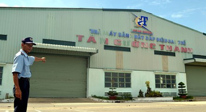Bảo vệ một ngân hàng túc trực ở Tân Cường Thành. Ảnh: Thanh Trần