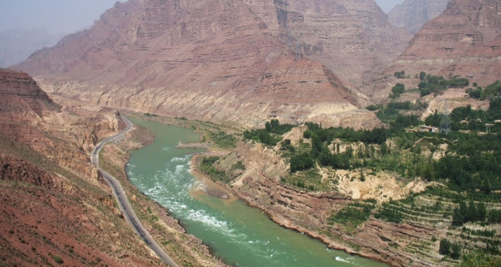 The Yellow River cuts through Jishi Gorge, close to where researchers say a natural dam burst and flooded the area in about 1920 BCE. From sciencenews.org