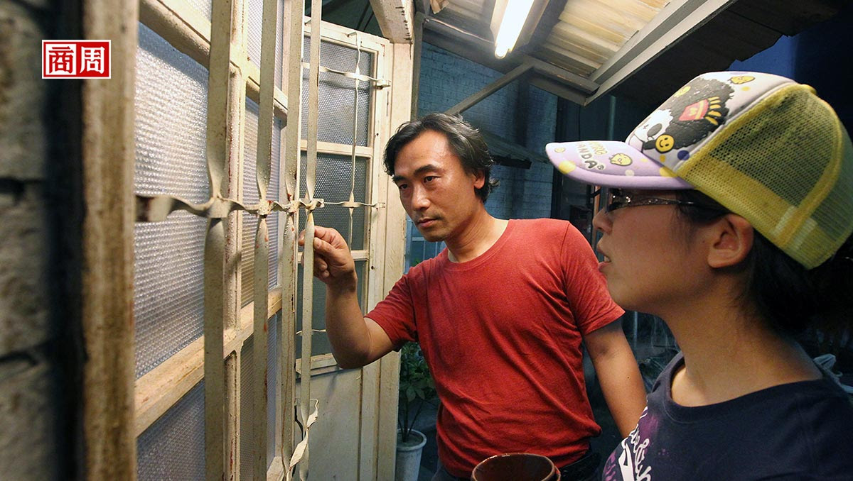 圖為法蘭克藝術質感中心創辦人陳新發（左）指導員工做鐵窗生銹效果。