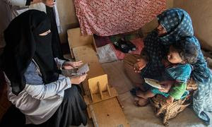 Las enfermeras de una clínica móvil brindan asistencia nutricional a las familias en un poblado de Kandahar, Afganistán.
