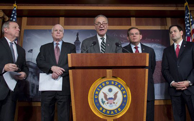Varios senadores estadounidenses, entre ellos, John McCain, segundo por la izquierda