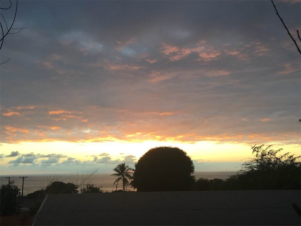 海の青、空の水色、夕陽が反射して黄色、オレンジ、ピンクとまるで絵のよう。