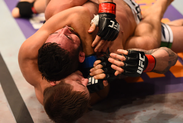 Drew Dober somete con un Rear Naked Choke a Jamie Varner en peso ligero
