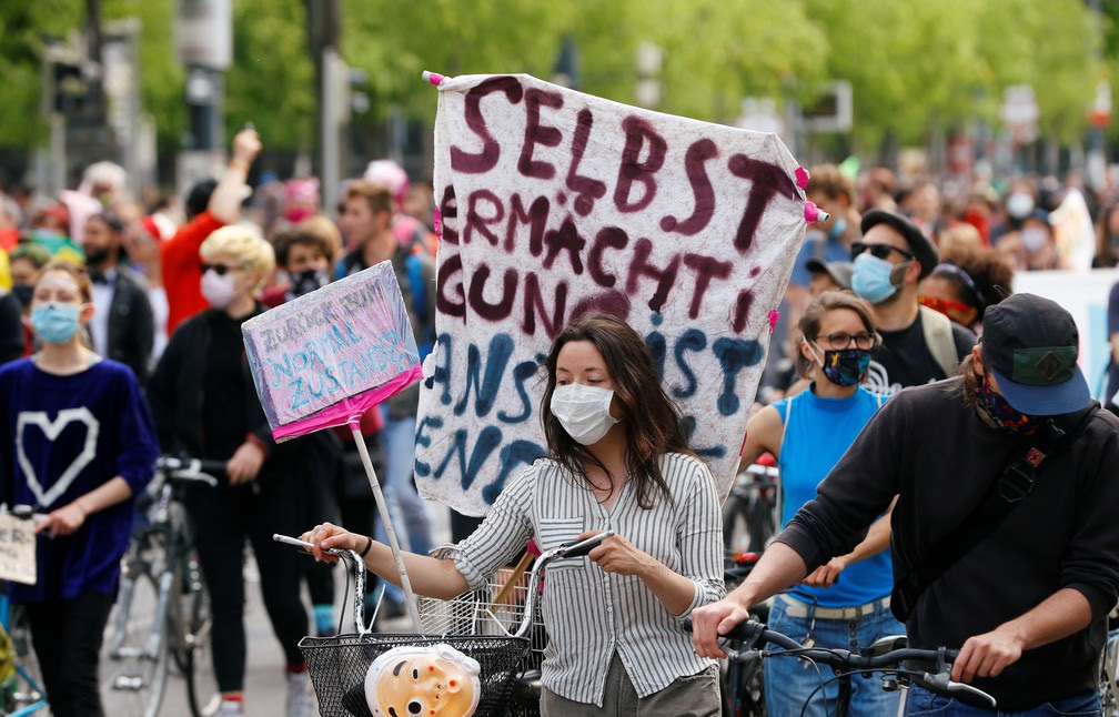 Manifestantes exibem faixas durante o Dia Internacional do Trabalho, em Viena, na Áustria — Foto: Leonhard Foeger/Reuters