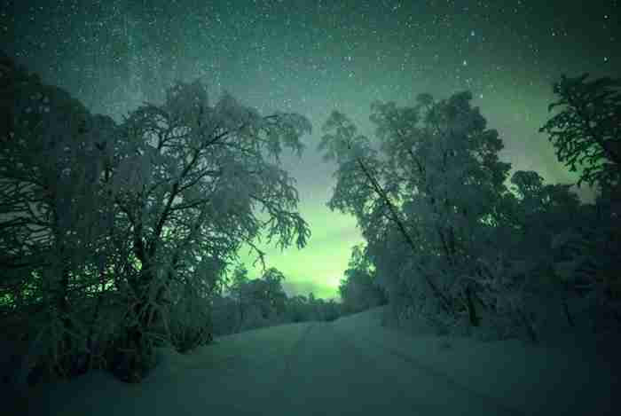 Μια Φινλανδή φωτογραφίζει χιονισμένα τοπία κάτω από το Βόρειο Σέλας. Το αποτέλεσμα είναι απλά μαγικό! 