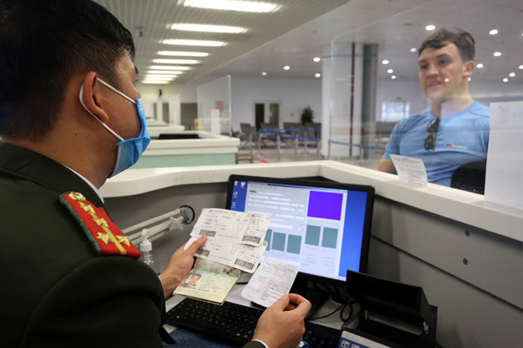 Du khách nước ngoài làm thủ tục xuất nhập cảnh tại sân bay Nội Bài hồi giữa tháng 3/2020, trước khi  Việt Nam dừng cấp thị thực cho người nước ngoài từ 0h ngày 18/3. Ảnh: Bá Đô