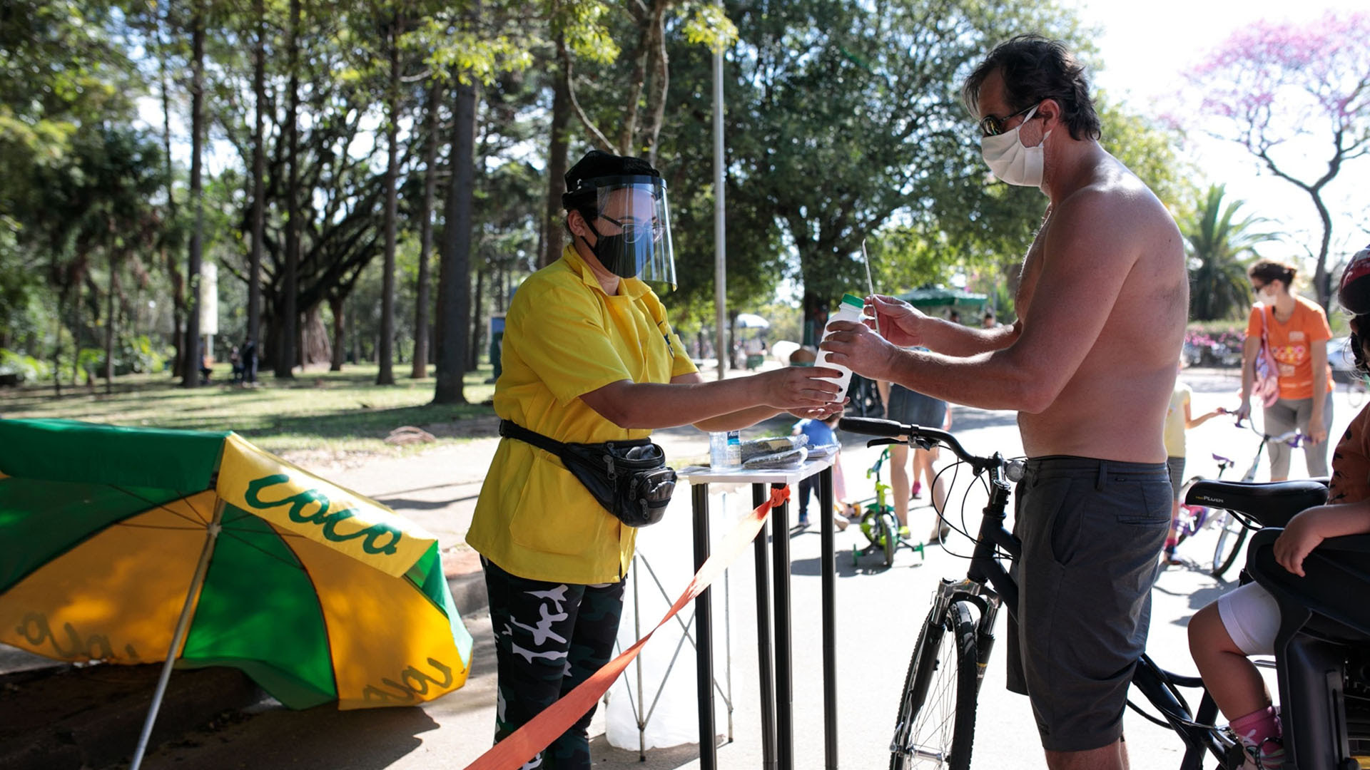 Un hombre se desinfecta las manos en un parque (Patricia Monteiro/Bloomberg)