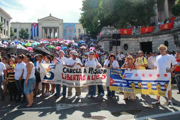 Estudiantes parten de la escalinata de la Universidad de la Habana. Foto: